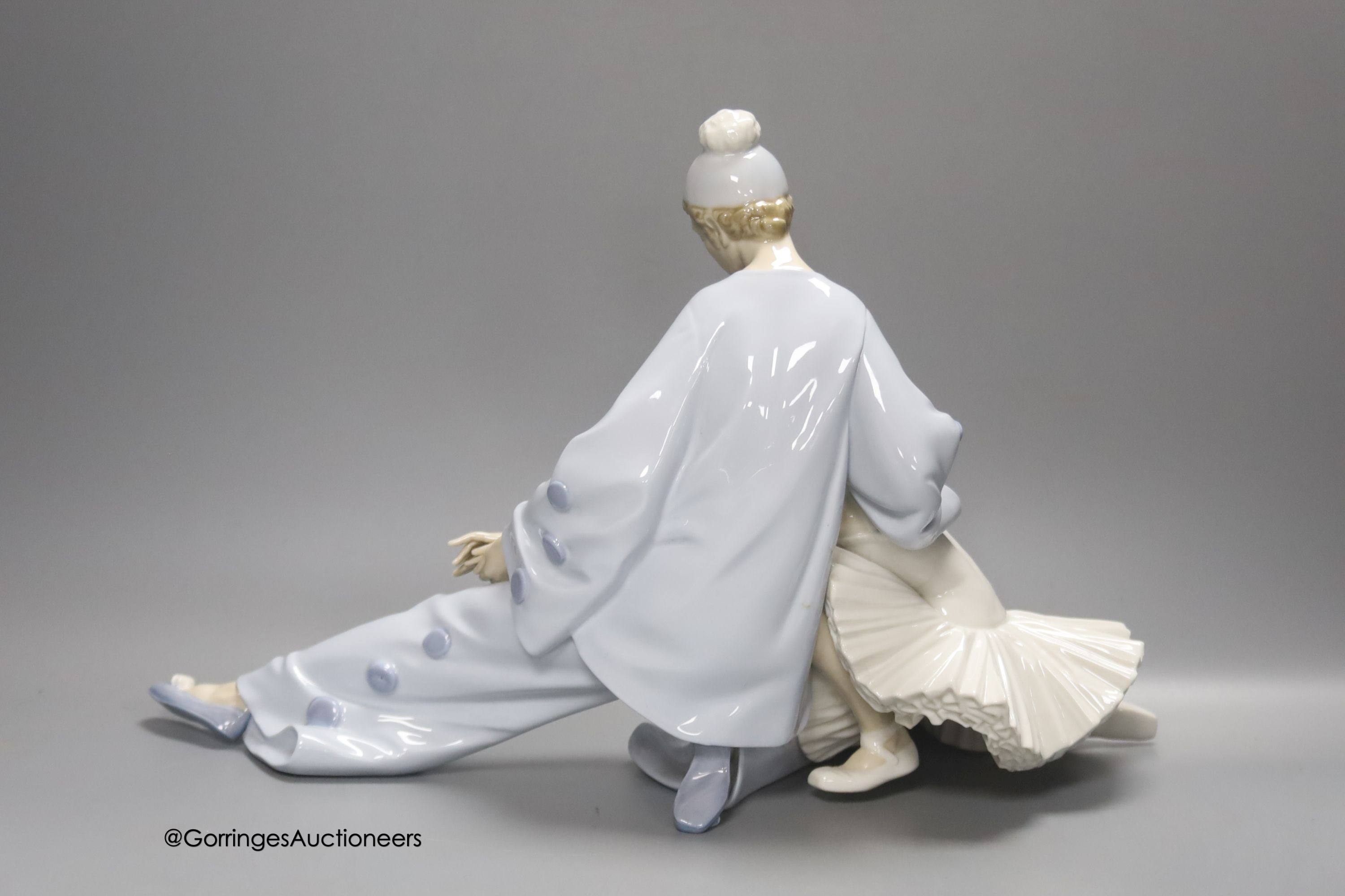 A large Lladro porcelain figure group 'Closing Scene', 24cm